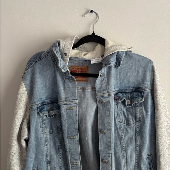 Levi's Light Blue Denim Jacket with Light Gray Sleeves - Picture 1 of 2